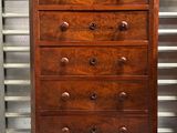 une grande commode en bois dans une pièce
