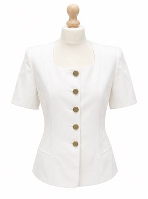 un gros plan sur une veste blanche portée par un mannequin