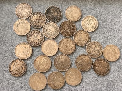 un gros plan sur une pile de pièces posée sur une table