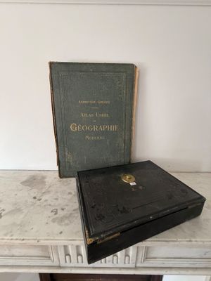un vieux livre posé sur une table à côté d'un livre