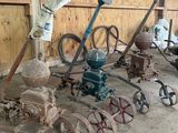 une vaste collection d'anciens outils agricoles dans une grange