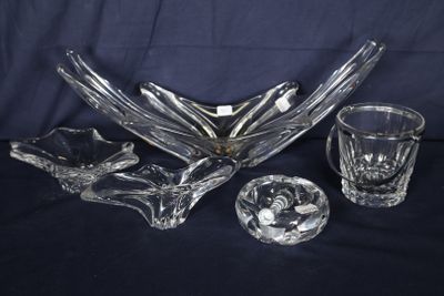 un saladier en verre et un verre à shot posés sur une table