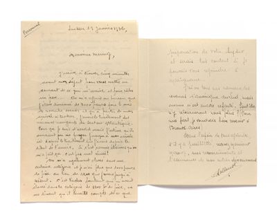 une lettre manuscrite rédigée par un homme qui tient une feuille de papier
