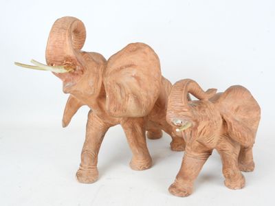 deux figurines d'éléphants placées l'une à côté de l'autre