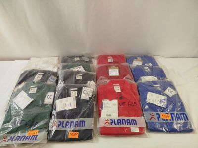six paires de t-shirts pour homme dans des sacs en plastique, posés sur une surface blanche