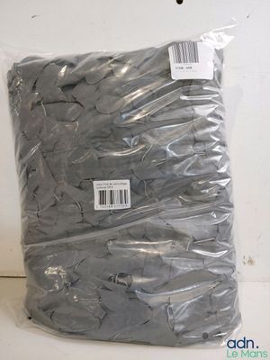 un grand sac contenant des ciseaux en plastique posé sur un comptoir