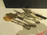 beaucoup d'argenterie sur une table avec un couteau et une fourchette
