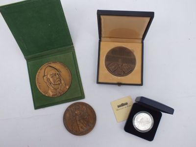 une médaille d'or et une médaille d'argent dans un écrin vert