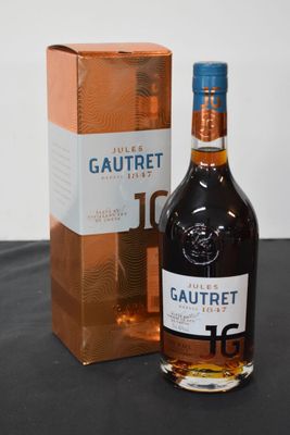 une bouteille de Gautret posée sur une table, à côté d'une boîte