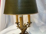 une lampe munie d'un abat-jour vert