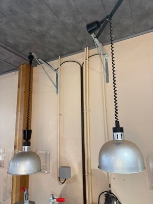 deux lampes suspendues au plafond dans une pièce