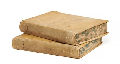 deux vieux livres empilés l'un sur l'autre sur une surface blanche