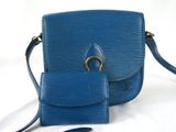 Sac à bandoulière Louis Vuitton en cuir Epi bleu avec pochette assortie
