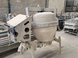 une machine qui se trouve à l'intérieur d'un bâtiment