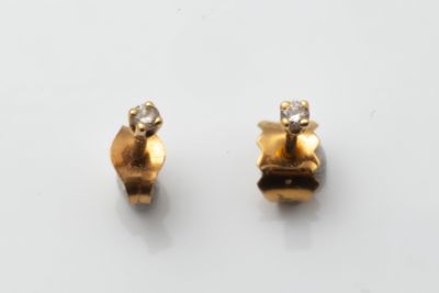 une paire de boucles d'oreilles en or et diamants sur fond blanc
