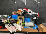 un tas d'objets divers posés sur un établi