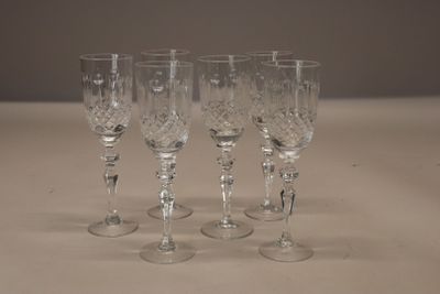 quatre verres à vin vides posés sur une table