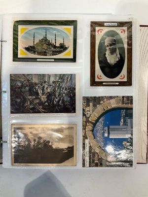 de nombreuses photos accrochées au mur de cette pièce