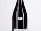 une bouteille de vin posée sur une table
