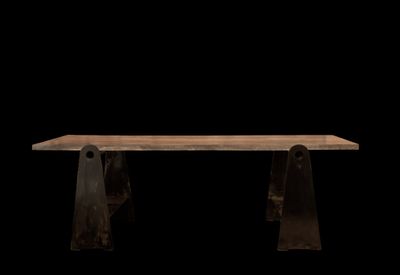 une image représentant une table en bois sur fond noir