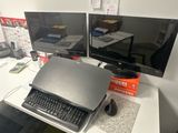 un bureau sur lequel sont posés deux écrans et un ordinateur portable