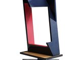 une image représentant une sculpture composée d'un cadre rouge, bleu et noir