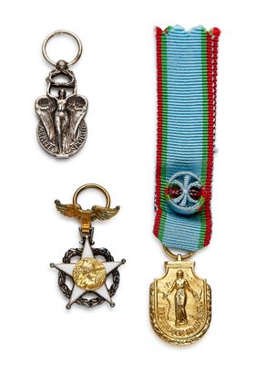 trois médailles et une médaille sur fond blanc