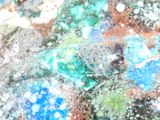 une photo en gros plan d'une surface de pierre colorée
