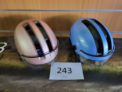 deux casques posés l'un à côté de l'autre sur une table