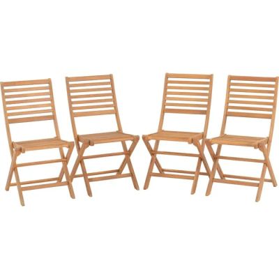 trois chaises pliantes en bois disposées les unes à côté des autres sur un fond blanc