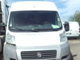 un camion blanc garé dans un parking
