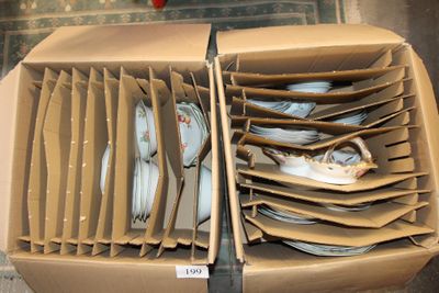 beaucoup d'assiettes dans une boîte posée par terre