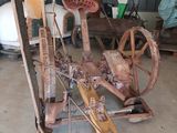 une grande machine qui se trouve dans un garage