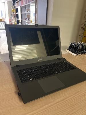 un ordinateur portable posé sur une table dans une pièce