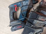 many tools that are sitting on the floor together