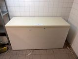 une commode blanche dans un coin de la salle de bains