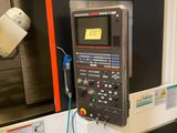 une machine posée sur une table dans une pièce