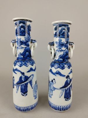 paire de vases bleus et blancs ornés d'oiseaux et de fleurs