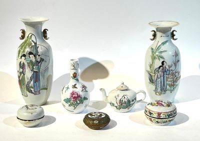 trois vases et un bol posés sur une table