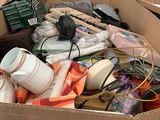 une boîte en carton remplie d'objets hétéroclites sur le sol