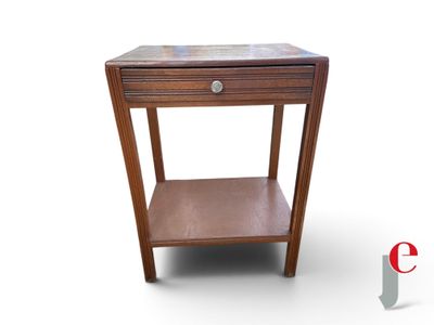 l'image d'une petite table en bois surmontée d'un tiroir