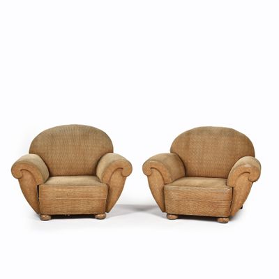 paire de fauteuils rembourrés beiges, avec accoudoirs et pieds