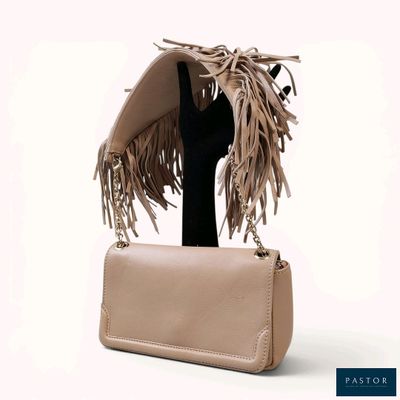 a tan purse with fringes hanging from it ' s handle