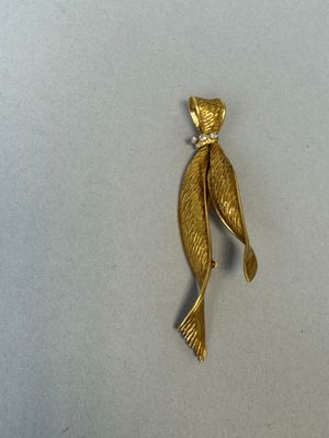 une broche plaquée or représentant un poisson