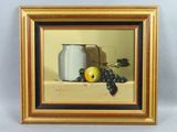 tableau représentant une nature morte avec une cruche, des raisins et une pomme