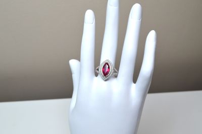 Une bague en argent, forme marquise, sertie au centre d'un r…
