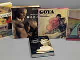 de nombreux livres posés sur une table
