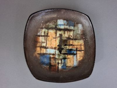 a square plate with a picture of a building on it