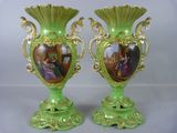 une paire de vases verts et dorés ornés de portraits