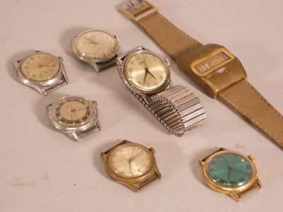 plusieurs types de montres sur la table